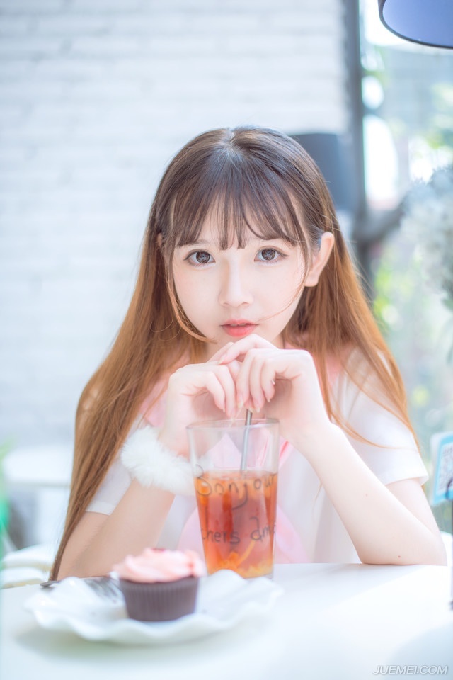 想到这里，刘璝摇了摇头，不管如何，今日定要见到主公，一路上无人阻拦，刘璝径直来到刘璋的卧房之外，正要推门而入，里面突然传来女子痴痴的荡笑声，中间还夹杂着男人粗重的喘息声。